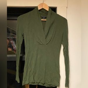Banana republic green v-neck long sleeve tee